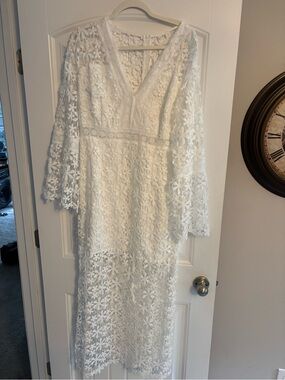 Elegant White Lace V-Neck Maxi Dress